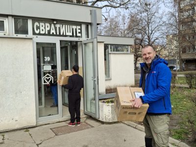 RAPIDEX POKLONIMA OBRADOVAO DECU U SVRATIŠTU: DA SVIMA PRAZNICI BUDU LEPI